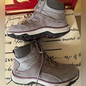 L.L. Bean Women's Snow Sneaker 5 Boots, Lace-Up Hiking Boots Size 7 Wide GUC